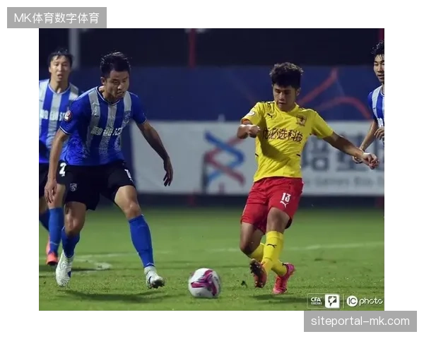 河南队通过战术性轮换应对密集赛程,灵活变阵提升防守硬度以弥补阵容短板 河南队通过战术性轮换应对密集赛程,灵活变阵提升防守硬度以弥补阵容短板